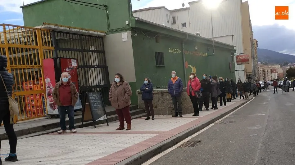 Fila para participar en el cribado masivo de esta semana en Béjar