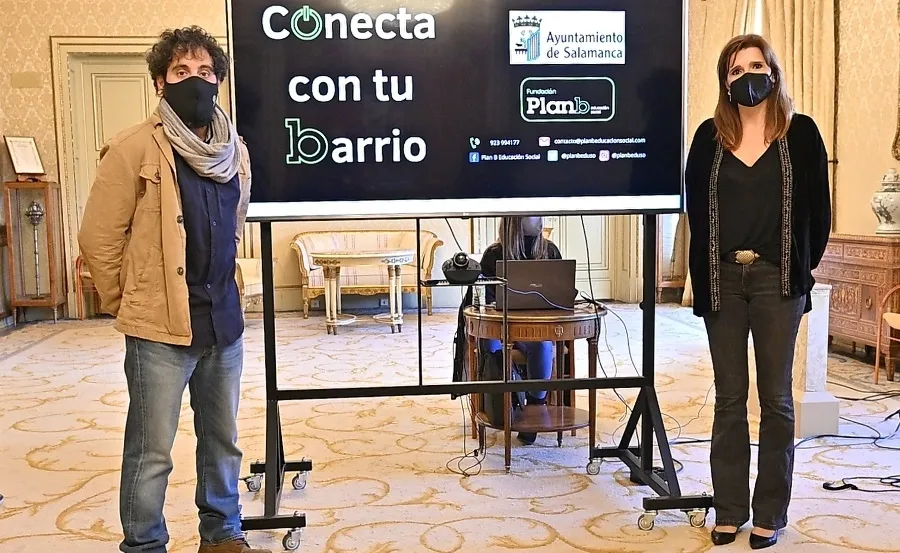 El director de la fundación, Roberto Muñoz, y la concejal de Participación Social y Voluntariado de Salamanca, Almudena Parres, han presentado esta iniciativa