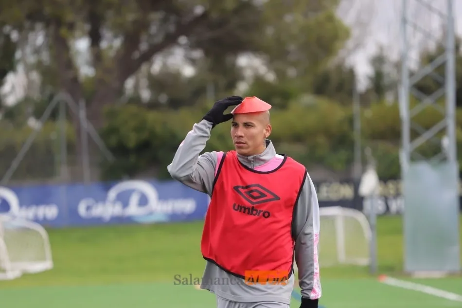 El Puma Chávez bromea al ponerse un cono en la cabeza / Lydia González