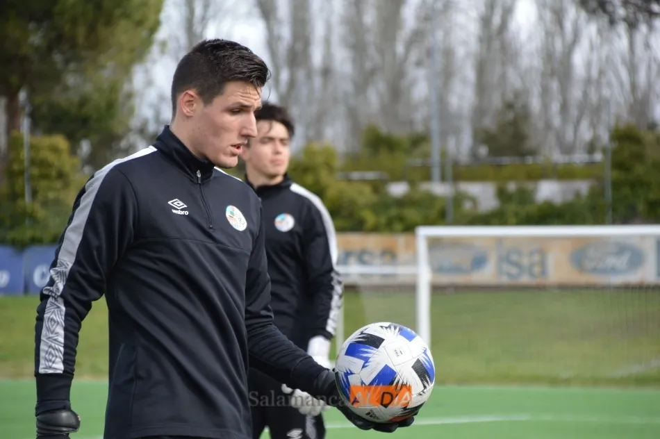 Benítez, con un balón en su mano izquierda / Carlos Cuervo