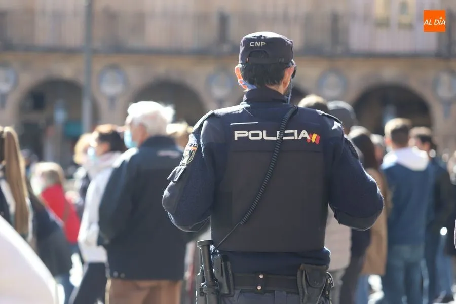 Foto de archivo de un agente de la Policía Nacional en la Plaza Mayor