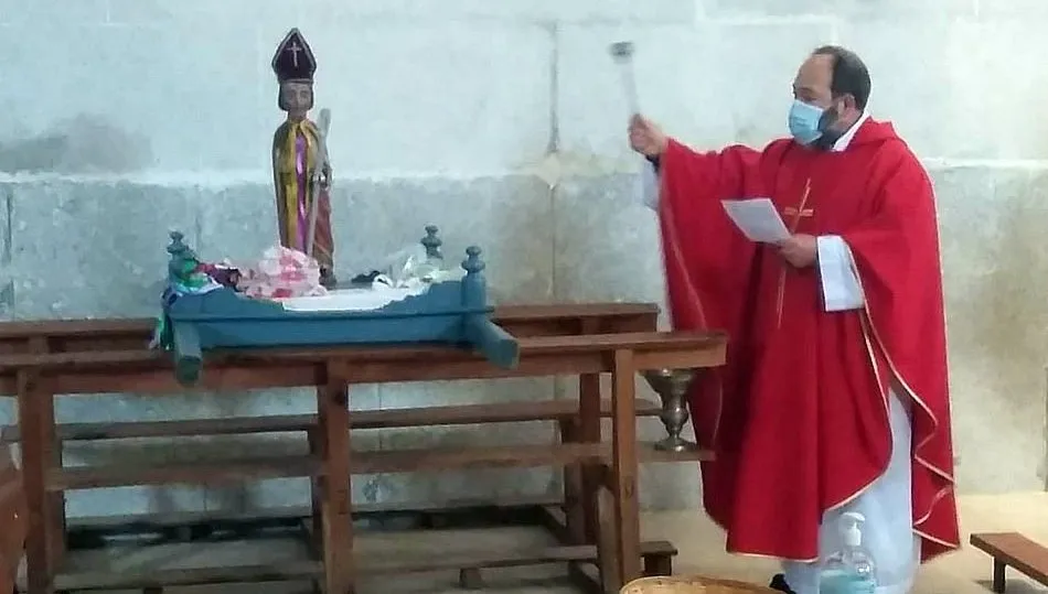 El párroco Francisco Fraile procedía a la bendición de gargantillas finalizada la misa