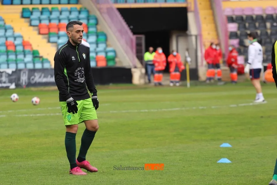Pino, en el Helmántico, durante el calentamiento del derbi