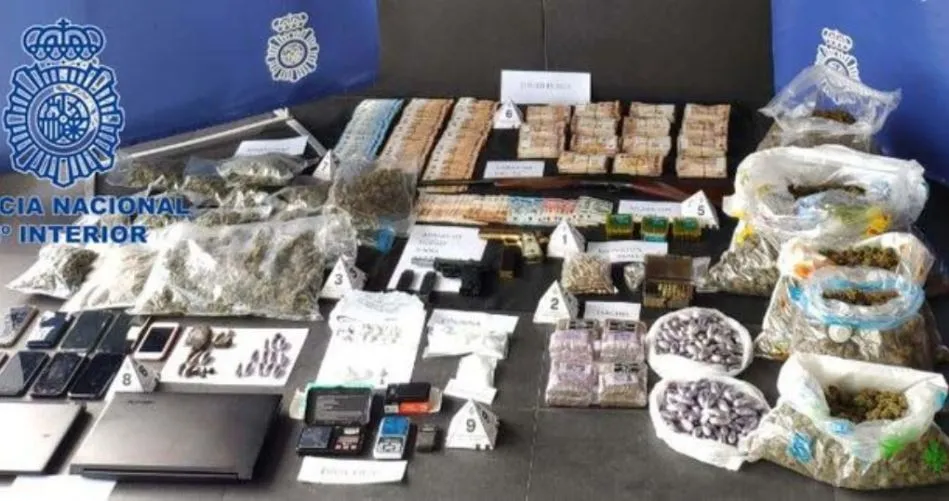 Material y dinero intervenido en esta operación policial