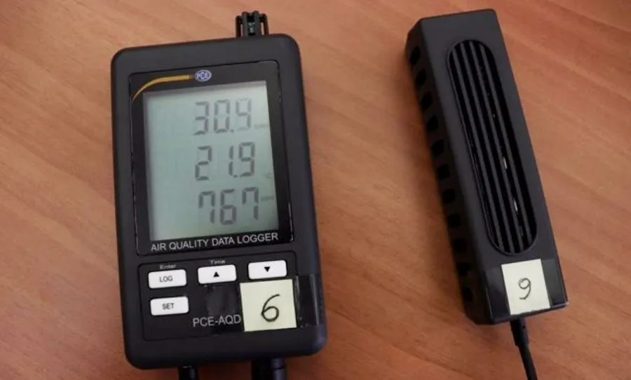 Estos medidores son dispositivos diseñados para controlar la calidad del aire y el objetivo de esta medida es poder analizar la ventilación y reposición del aire en las aulas