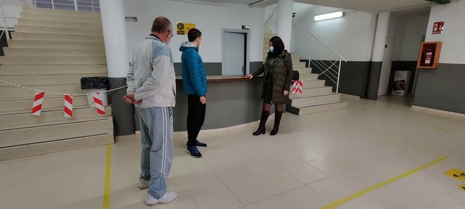 La edil Silvia González visita el pabellón en el que se ha hecho una reforma integral, aunque por fases