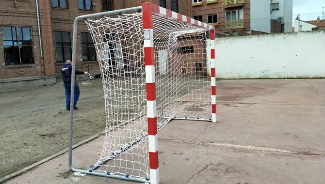 El Ayuntamiento ha renovado las porterias de juego en los centros Miguel de Unamuno y Severiano Montero