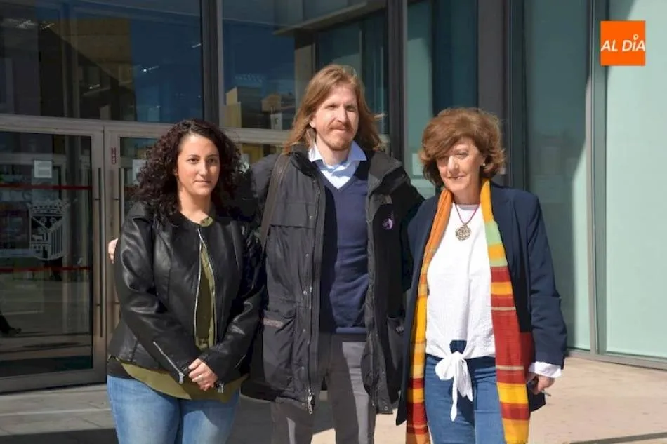 Foto de archivo, anterior a la pandemia, de Sara Blanco, portavoz de Podemos en Santa Marta de Tormes, a la izquierda, junto a Pablo Fernández e Isabel Muñoz