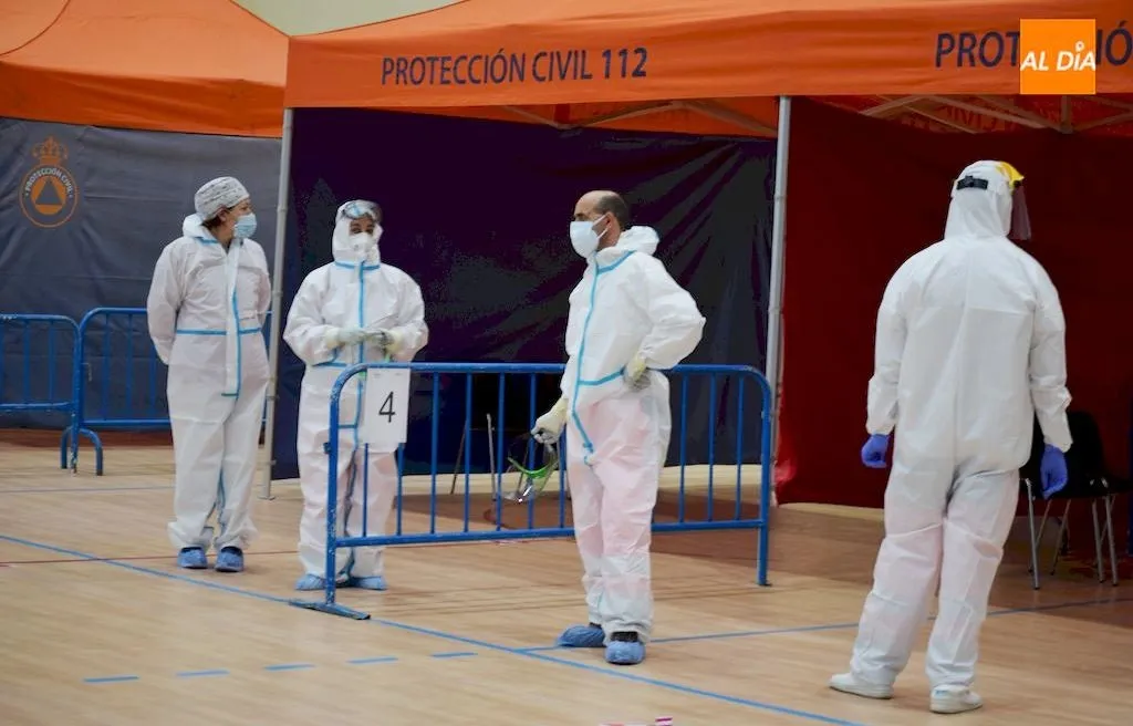 Sanitarios en el cribado masivo de Alba de Tormes