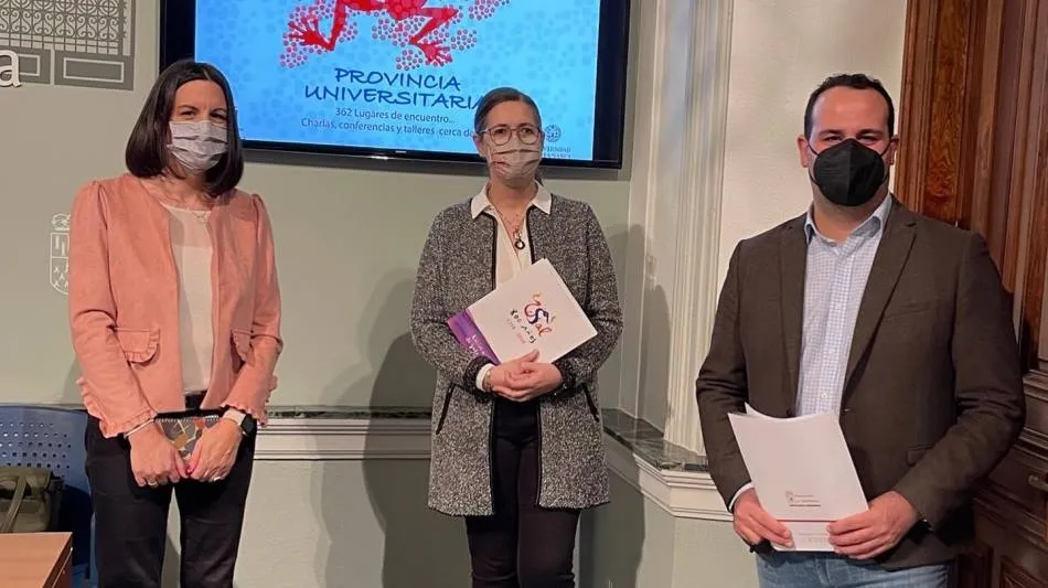 El diputado de Cultura, David Mingo, a la derecha, junto a la vicerrectora de Docencia de la Universidad de Salamanca, María José Rodríguez Conde, y Noelia Morales Romo, coordinadora del programa