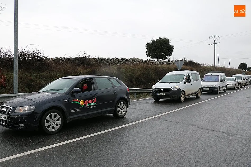 La larga cola de vehículos colapsó por momentos la CL-517