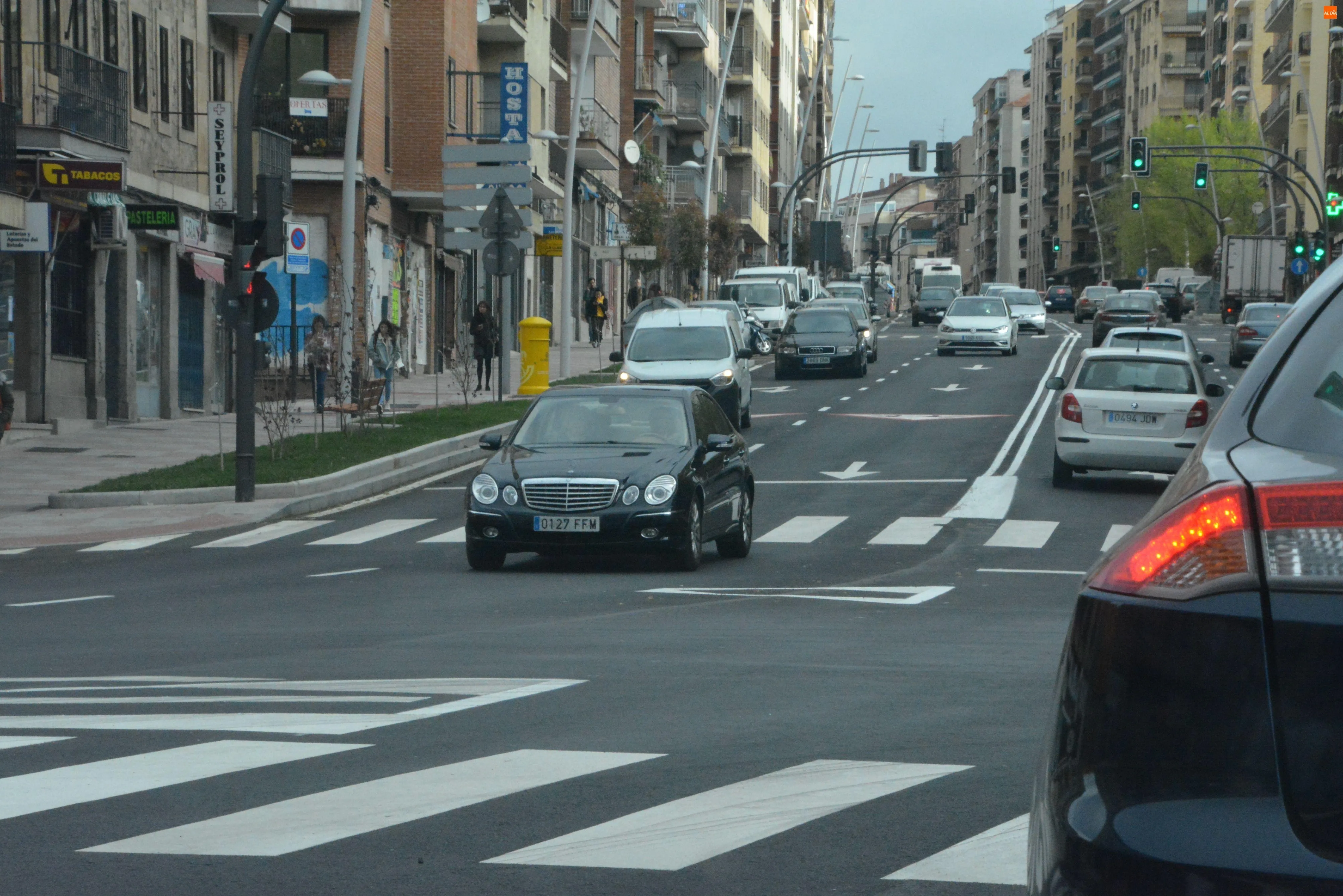 Vehículos circulando por el centro de la ciudad
