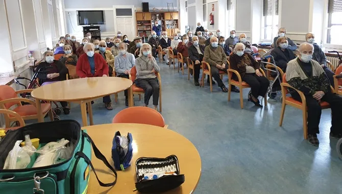 Residentes y trabajadores de la residencia Sagrado Corazón de Jesús han recibido este viernes la segunda dosis de la vacuna frente a la covid