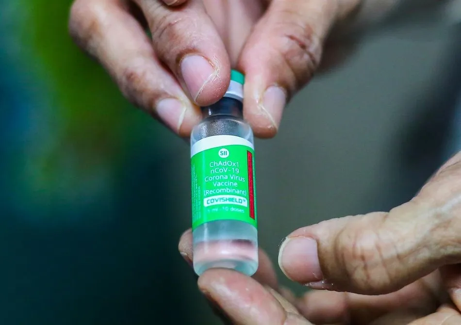 A health worker holds a vial of Oxford/AstraZeneca coronavirus (COVID-19) vaccine dose at The National Hospital Colombo. Photo: Pradeep Dambarage/ZUMA Wire/dpa - Pradeep Dambarage/ZUMA Wire/dpa