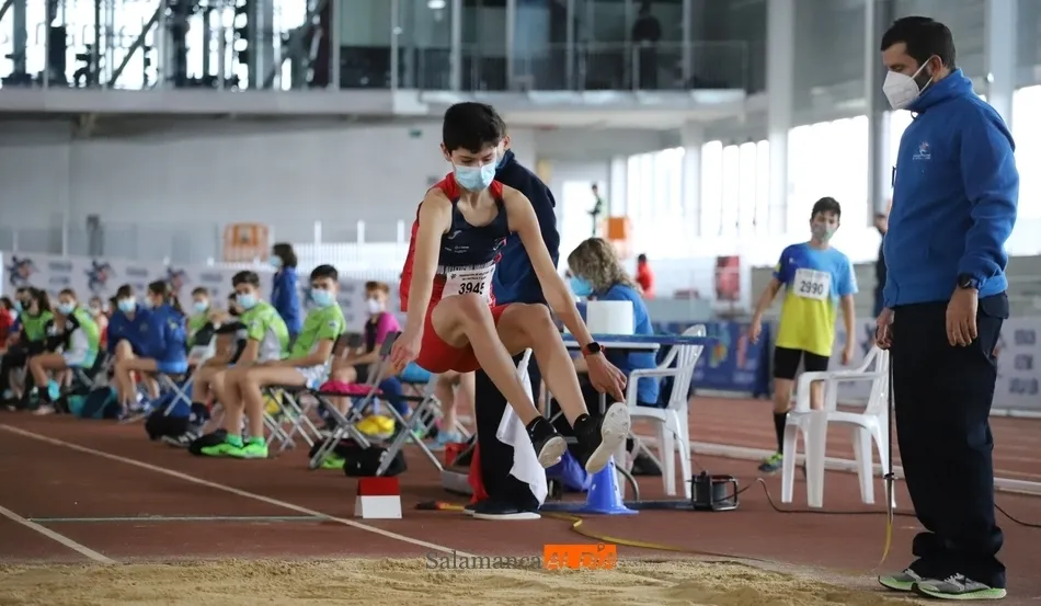 Un atleta realiza un salto / Lydia González