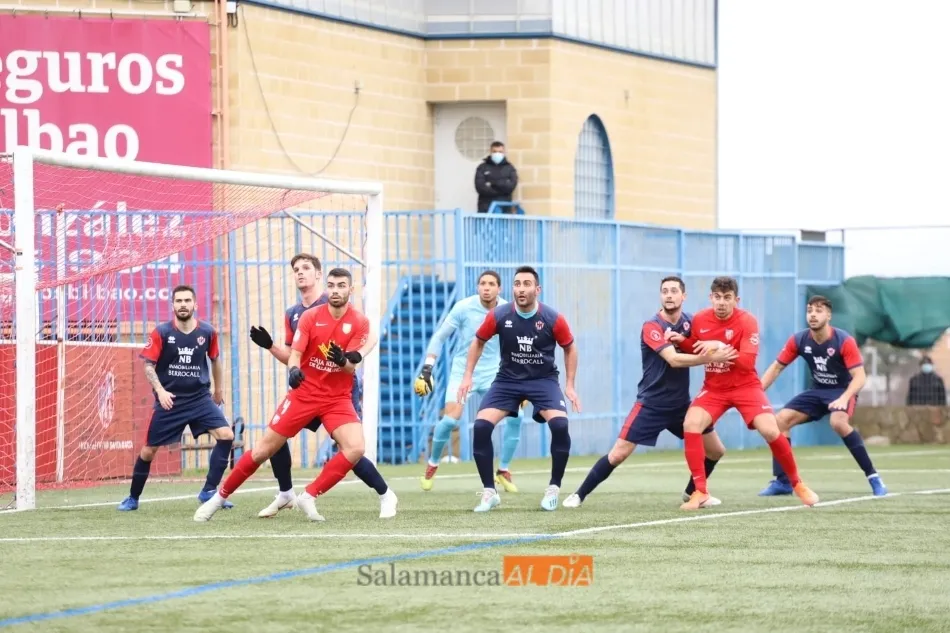 Una acción a balón parado en el encuentro / Lydia González