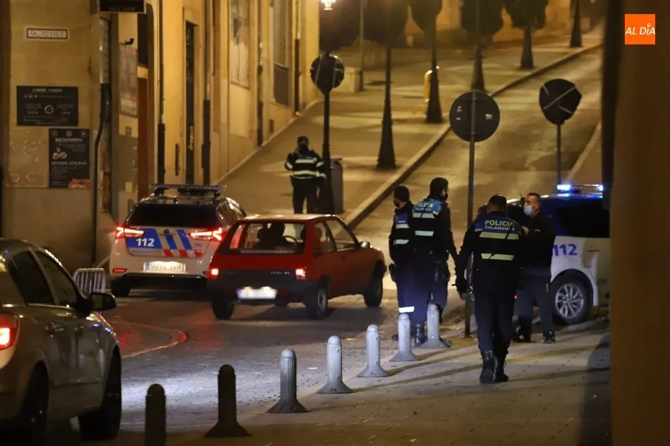 Agentes de la Policía Local investigan durante el toque de queda - LG