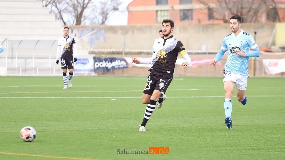 Los salmantinos Carlos de la Nava y Diego Barri pelean por un balón / Lydia González