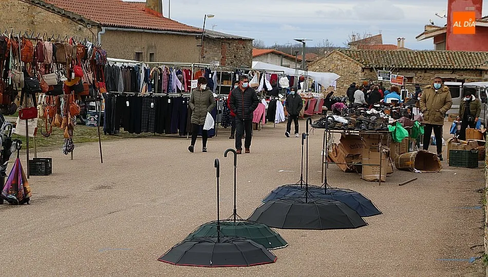 Los paraguas fueron uno de los artículos más buscados este segundo mercadillo de 2021 en Trabanca