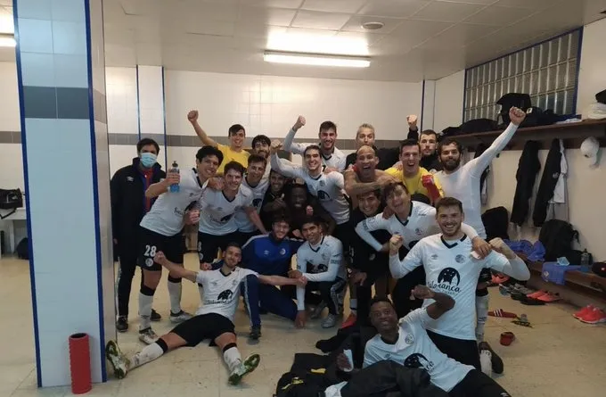 El Salamanca UDS celebra su triunfo en el vestuario de A Malata / Salamanca UDS