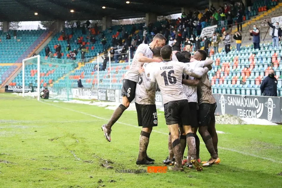 El Salamanca UDS celebra un gol en su estadio