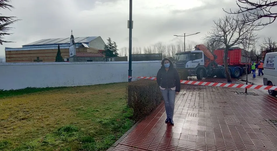La concejal Silvia González en su visita a las obras en el cementerio de Santa Marta de Tormes