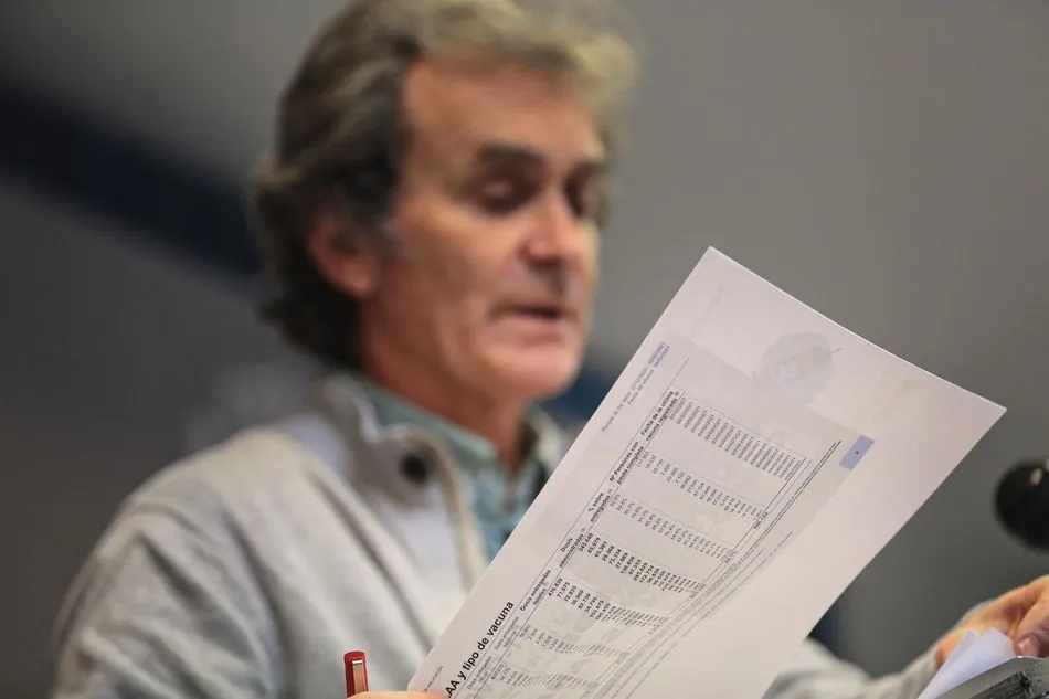 El director del Centro de Coordinación de Alertas y Emergencias Sanitarias (CCAES), Fernando Simón con documentos durante una rueda de prensa. Foto: EP
