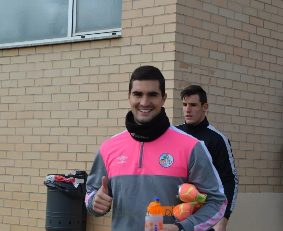 El goleador Iván Casado, con el pulgar arriba, en el primer entrenamiento del Salamanca después de ganar fuera