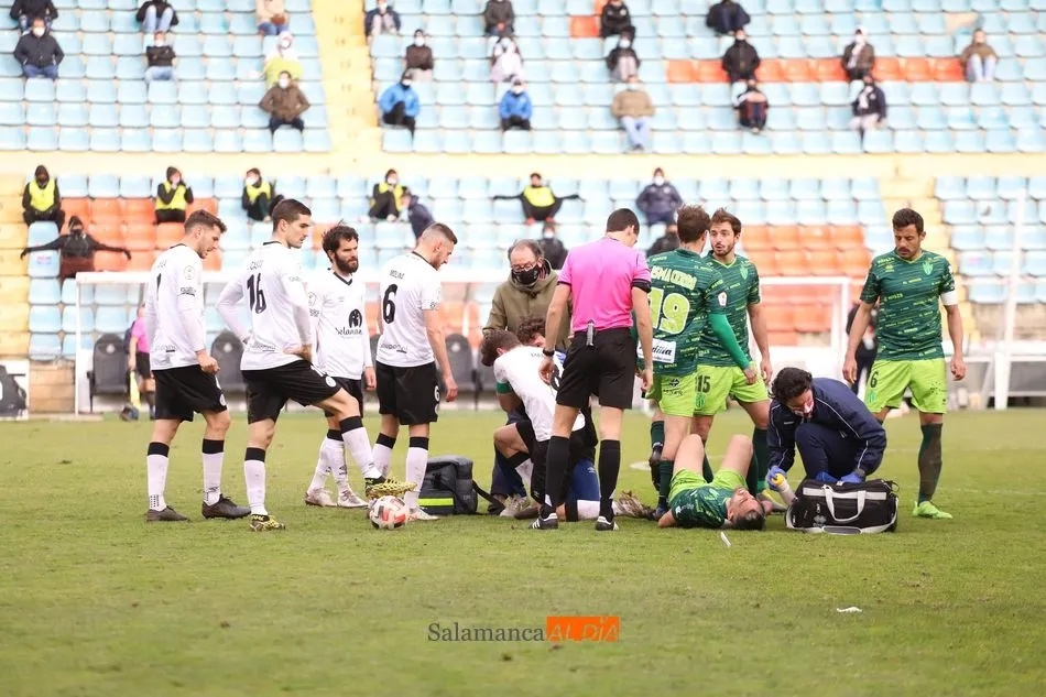 Amaro y Pino son atendidos tras un choque en el derbi