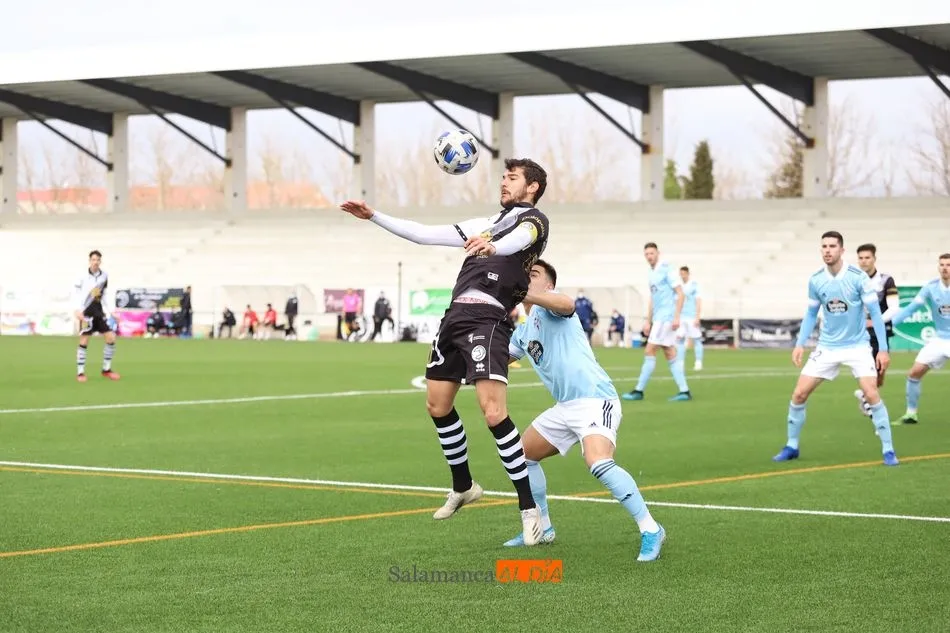 Carlos de la Nava realiza un control con el pecho