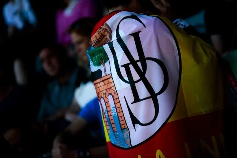 Un aficionado con una bandera con el escudo de la UDS