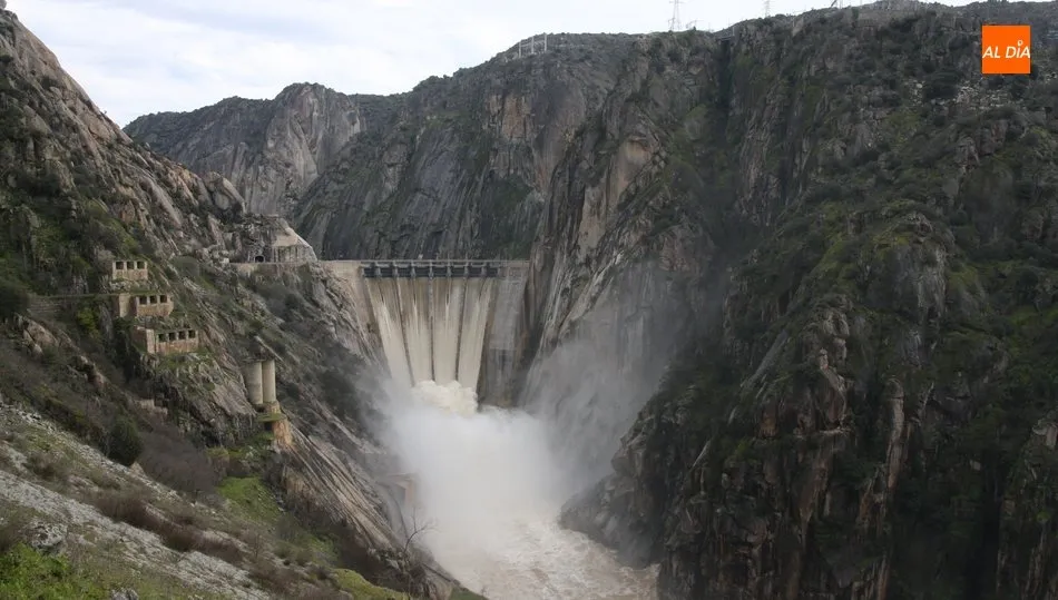 Presa de Aldeadávila con sus compuertas abiertas / ARCHIVO
