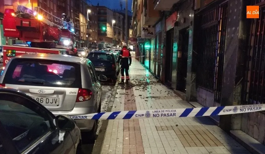 Bombero municipal en la zona acordonada por este desprendimiento de cascotes en la carretera de Ledesma. Foto CGH