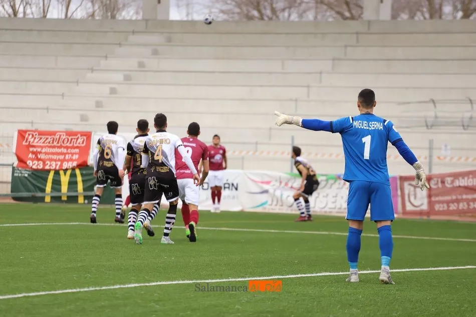 Miguel Serna da instrucciones en el derbi de la primera vuelta con el Salamanca UDS