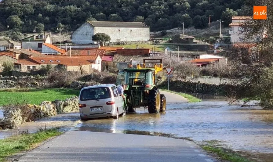 Carretera inundada en el acceso a San Pelayo de Guareña