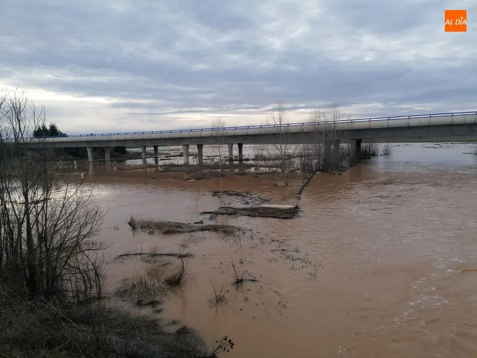 Campos anegados de agua en las inmediaciones del término municipal de Topas