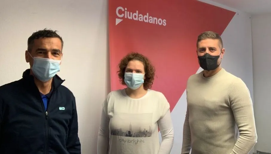 El portavoz de Cs en Carbajosa de la Sagrada, Jesús Luis de San Antonio, a la izquierda, junto a otros integrantes de esta formación