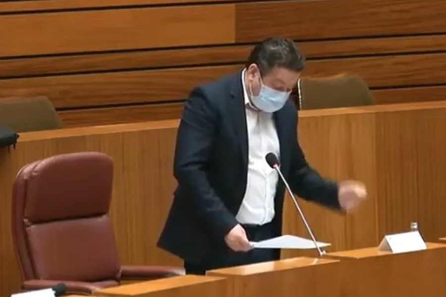 El procurador de UPL durante la defensa de sus enmiendas