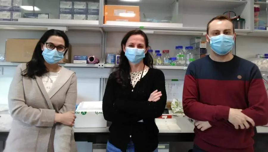 M. Paz Nombela Blanco, Sandra Blanco  y Borja Miguel López, investigadores del Centro del Cáncer de Salamanca