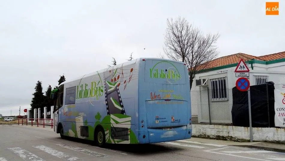 Uno de los tres bibliobuses que recorren los municipios de la provincia que carecen de bibliotecas estables. Foto de archivo