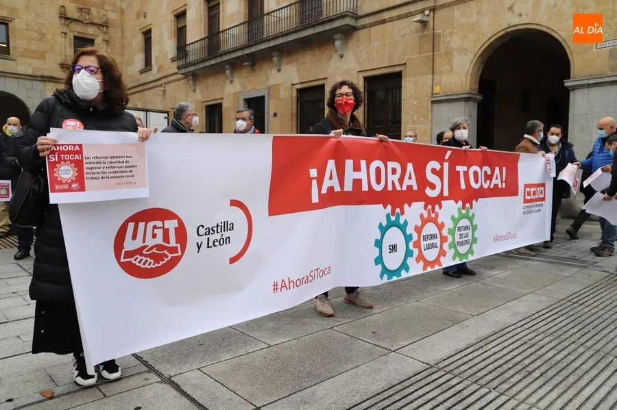 Concentración de CCOO y UGT en la plaza de la Constitución, con el lema ¡Ahora sí toca!. Foto de Lydia González
