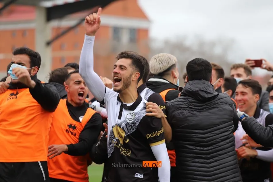 Aythami Perera, eufórico tras ganar el derbi al Salamanca UDS