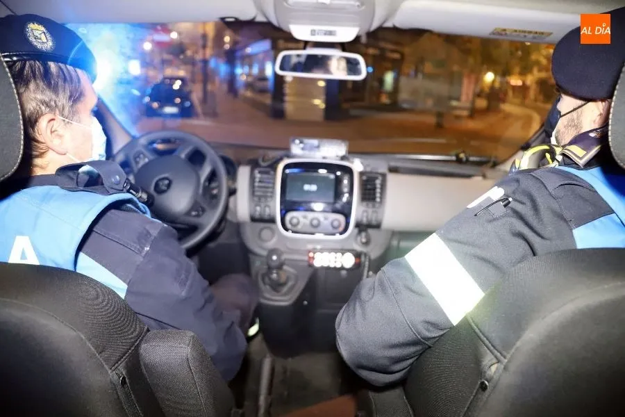 Agentes de la Policía Local en una jornada nocturna por la ciudad de Salamanca. Foto de Lydia González