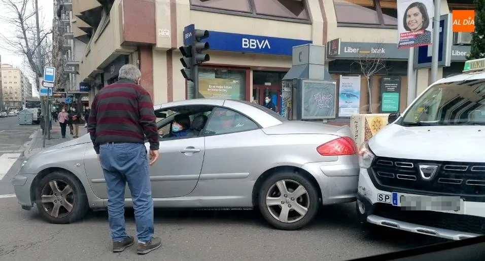 Colisión entre dos automóviles en la Puerta de Zamora. Foto de Lydia González