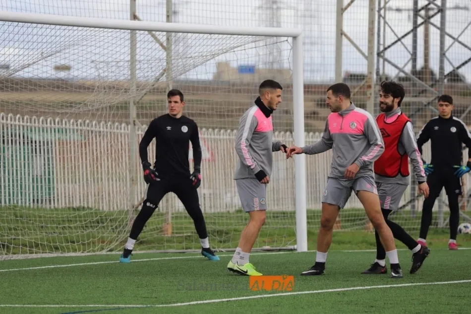 Una acción a balón parado del Salamanca UDS / Lydia González