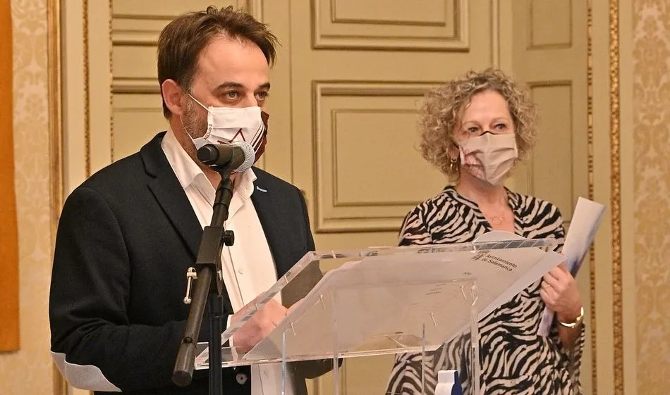 El concejal de Turismo. Fernando Castaño, y la vicerrectora de Estudiantes y Sostenibilidad de la Universidad de Salamanca, Celia Aramburu, anunciaban esta iniciativa en el Ayuntamiento