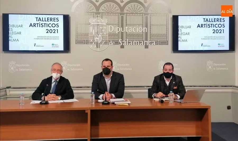 El diputado de Cultura, David Mingo, y el presidente de la Fundación Venancio Blanco, Francisco Blanco, presentan el programa de Talleres Artísticos de la Fundación Venancio Blanco. Foto de Lydia González