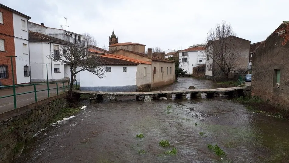 El Froya alegra con su crecida el discurrir de la vida en Lumbrales  
