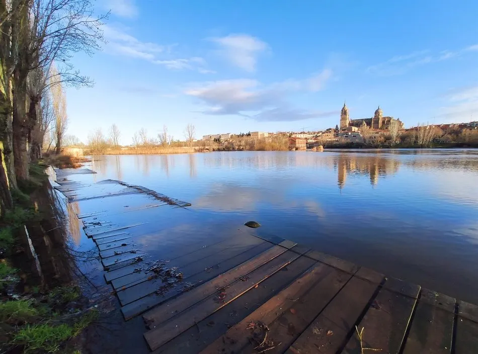 Zona del embarcadero junto al río Tormes a su paso por Salamanca anegado de agua. - EUROPA PRESS