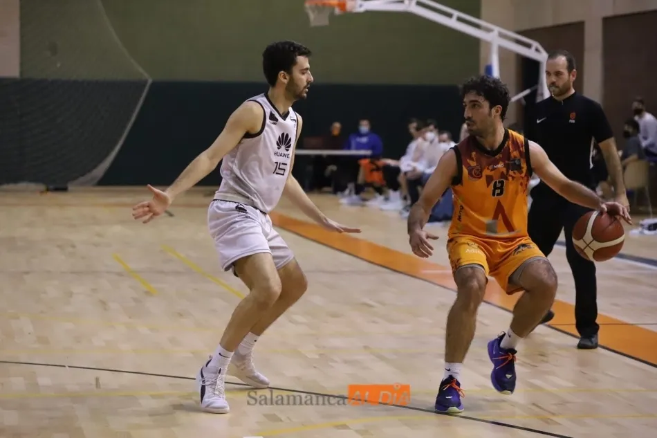 El salmantino Arturo Cruz se prepara para lanzar un triple / Lydia González